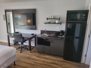 瓦列霍的住宿－Motel 6 Vallejo, CA - Napa Valley，客房设有带书桌和冰箱的厨房。