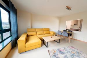 A seating area at Apartamento Camaron Playa de Langosteira en Finisterre con vistas al mar