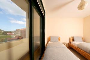 A bed or beds in a room at Apartamento Camaron Playa de Langosteira en Finisterre con vistas al mar