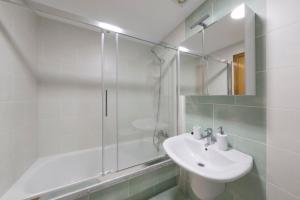 A bathroom at Apartamento Camaron Playa de Langosteira en Finisterre con vistas al mar Még 9 kép