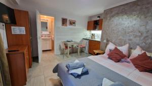 Il comprend une chambre avec un grand lit et une cuisine. dans l'établissement Veronika Villa, à Balatonfüred