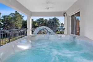 eine Whirlpool-Badewanne auf der Rückseite eines Hauses in der Unterkunft Villa Carolus-Luxurious Dalmatia Villa in Vodice