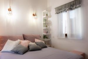 un sofá con almohadas en una habitación en Alloggio Turistico di Giulia, en Viterbo