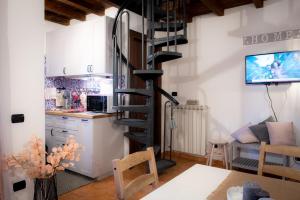 a spiral staircase in a kitchen and a living room at Alloggio Turistico di Giulia in Viterbo