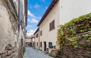 un callejón en un casco antiguo con edificios en Alloggio Turistico di Giulia, en Viterbo