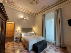 a bedroom with a bed and a large window at Villa Ghiron in Torriglia