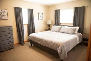 Un pat sau paturi într-o cameră la Biker Hiker friendly 3 bedroom by Strouds Run State Park
