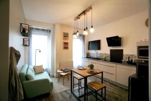 een woonkamer met een bank en een tafel bij Le 12 * Hyper centre* in Lorient