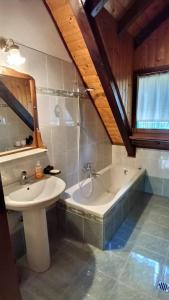 La salle de bains est pourvue d'un lavabo et d'une baignoire. dans l'établissement Casa Gonano, à Prato Carnico