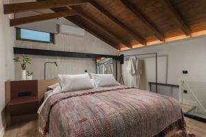 een slaapkamer met een groot bed in een kamer bij Urban Lofts in Chania