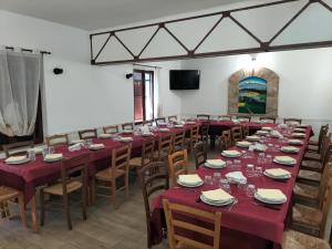 a conference room with tables and chairs and a screen at Quattroventi casa vacanza in Montecchio