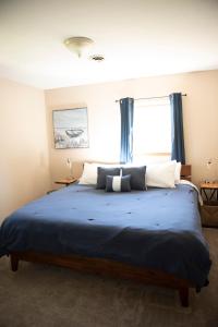 Postel nebo postele na pokoji v ubytování Biker Hiker friendly 3 bedroom by Strouds Run State Park