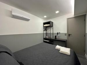 a white room with a bed and a closet at A mais Charmosa acomodação em Boa Viagem. 500Mb in Recife +37 photos