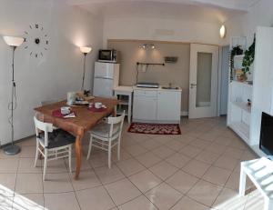 Magliano AlfieriにあるCasa Lauraのキッチン、ダイニングルーム(テーブル、椅子付)