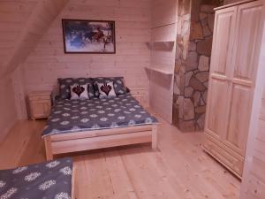 um pequeno quarto com uma cama numa casa em Domek w górach pod Jodłami em Nowy Targ