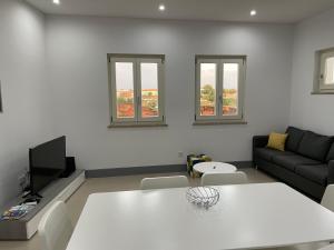 un soggiorno con un tavolo bianco e un divano di Apartamento, Praça Dom Duarte 8, Viseu, Portugal a Viseu
