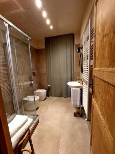 een badkamer met een douche, een toilet en een wastafel bij Villa Ghiron in Torriglia