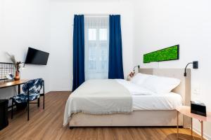 sypialnia z łóżkiem i biurkiem w obiekcie Adagio Downtown Rooms w Budapeszcie