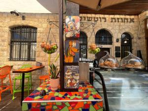un restaurant avec une table colorée dans l'établissement Rothschild Mansion, à Haïfa