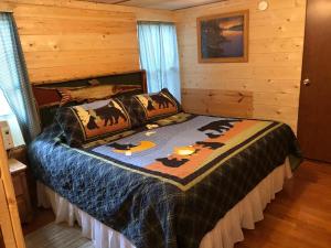 1 dormitorio con 1 cama en una cabaña de madera en Twin Oaks, en Bryson City