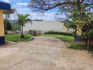 an empty driveway in front of a house at Canastra Eco Hospedagem in São Roque de Minas