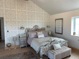 Een bed of bedden in een kamer bij Catchdale Moss Cottage