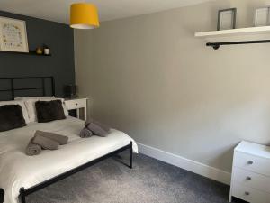 A bed or beds in a room at Maple House 2 bed House with free parking in town by ShortStays4U