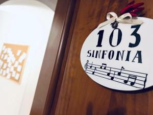 ozdobę świąteczną z nutami muzycznymi na drzwiach w obiekcie MILUAR - centro storico - lungo la via della Musica w mieście Neapol
