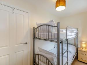 ReightonにあるPerriwinkleの二段ベッドと白い部屋が備わります。