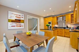 مطبخ أو مطبخ صغير في Fabulous Mews House South Kensington