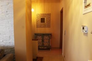 un pasillo con una habitación con pared en Elegant View - Trikala - 3BD Apt, en Tríkala