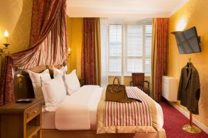 Postel nebo postele na pokoji v ubytování Hôtel de Varenne