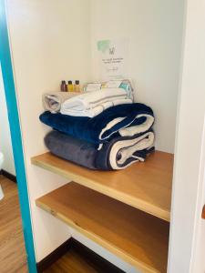 a pile of towels on a shelf in a closet at Casa rodante encantadora en el corazón de Boyacá! in Firavitoba