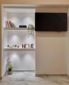 Televízia a/alebo spoločenská miestnosť v ubytovaní Re Ferdinando Apartment + 19 fotografií