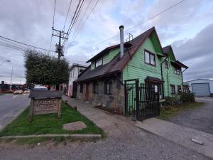 a green house with a sign in front of it at Habitación con baño privado A in Villarrica