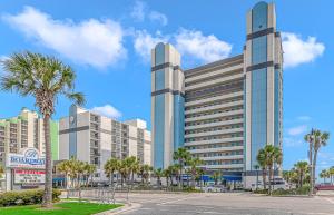 een groot gebouw met palmbomen ervoor bij Boardwalk 1030 in Myrtle Beach