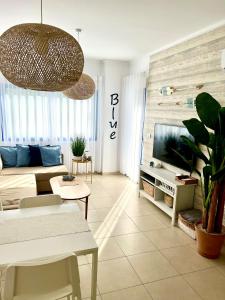 sala de estar con sofá y TV en Alicante Hills Apartment Blue en Alicante
