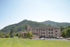 Gallery image of Smoky Mountain Inn & Suites in Cherokee