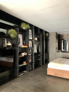 ラスパルマス・デ・グランカナリアにあるthe matter Meanigful apartments Lauraの黒い棚とベッドが備わるベッドルーム1室