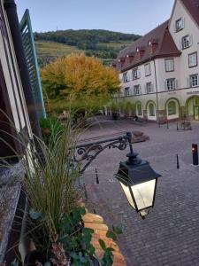 a street light in front of a building at S'gleina Gleck, in the heart of a wine city, Charmant Studio 1 pièce et 1 salle de bain in Kaysersberg