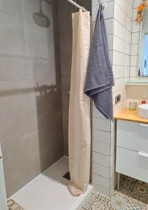y baño con ducha y cortina de ducha. en La Casa de Koko, en Las Palmas de Gran Canaria