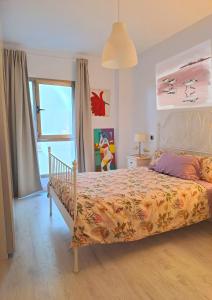 1 dormitorio con 1 cama grande con colcha amarilla en La Casa de Koko, en Las Palmas de Gran Canaria