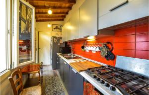 Η κουζίνα ή μικρή κουζίνα στο 4 Bedroom Cozy Apartment In Mantova