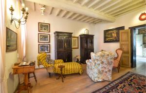 Χώρος καθιστικού στο 4 Bedroom Cozy Apartment In Mantova