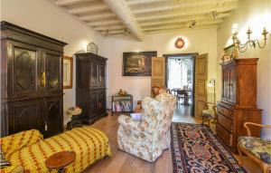 Χώρος καθιστικού στο 4 Bedroom Cozy Apartment In Mantova +20 φωτογραφίες