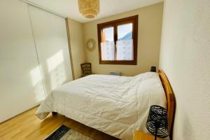 En eller flere senge i et værelse på Flat appartement 43 m with balcony in Briançon