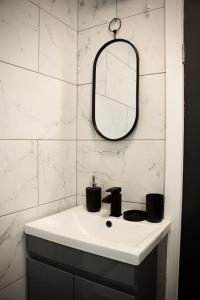 uma casa de banho branca com um lavatório e um espelho em 1 Bed Apartment B em Birmingham