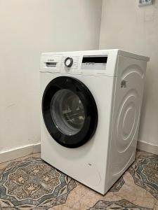 uma máquina de lavar roupa está sentada num quarto em The rainbow 4 em Sófia