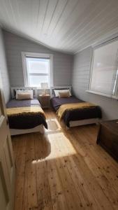 2 Betten in einem Zimmer mit 2 Fenstern in der Unterkunft 'Pickett's Cottage' - Circa 1868 - Oldest in Knox! in Boronia