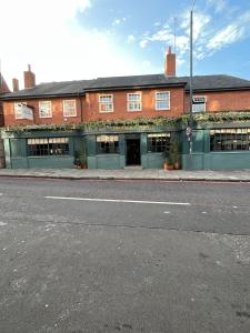 un edificio al lado de una calle en The Pig and Whistle, en Londres